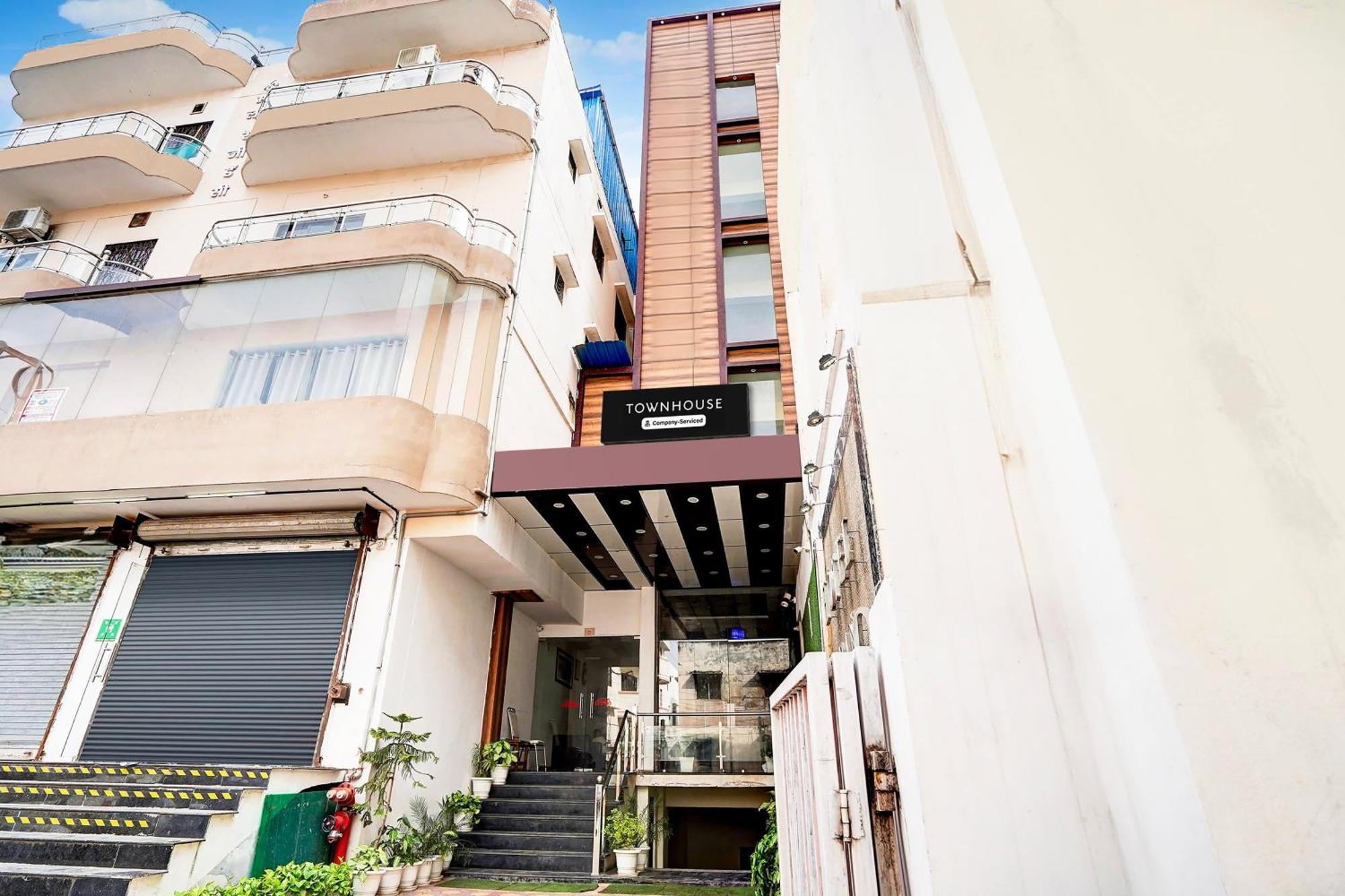 Townhouse Ram Katora Near Vishwanath Temple Formerly Sv Grand Ξενοδοχείο Βαρανάσι Εξωτερικό φωτογραφία