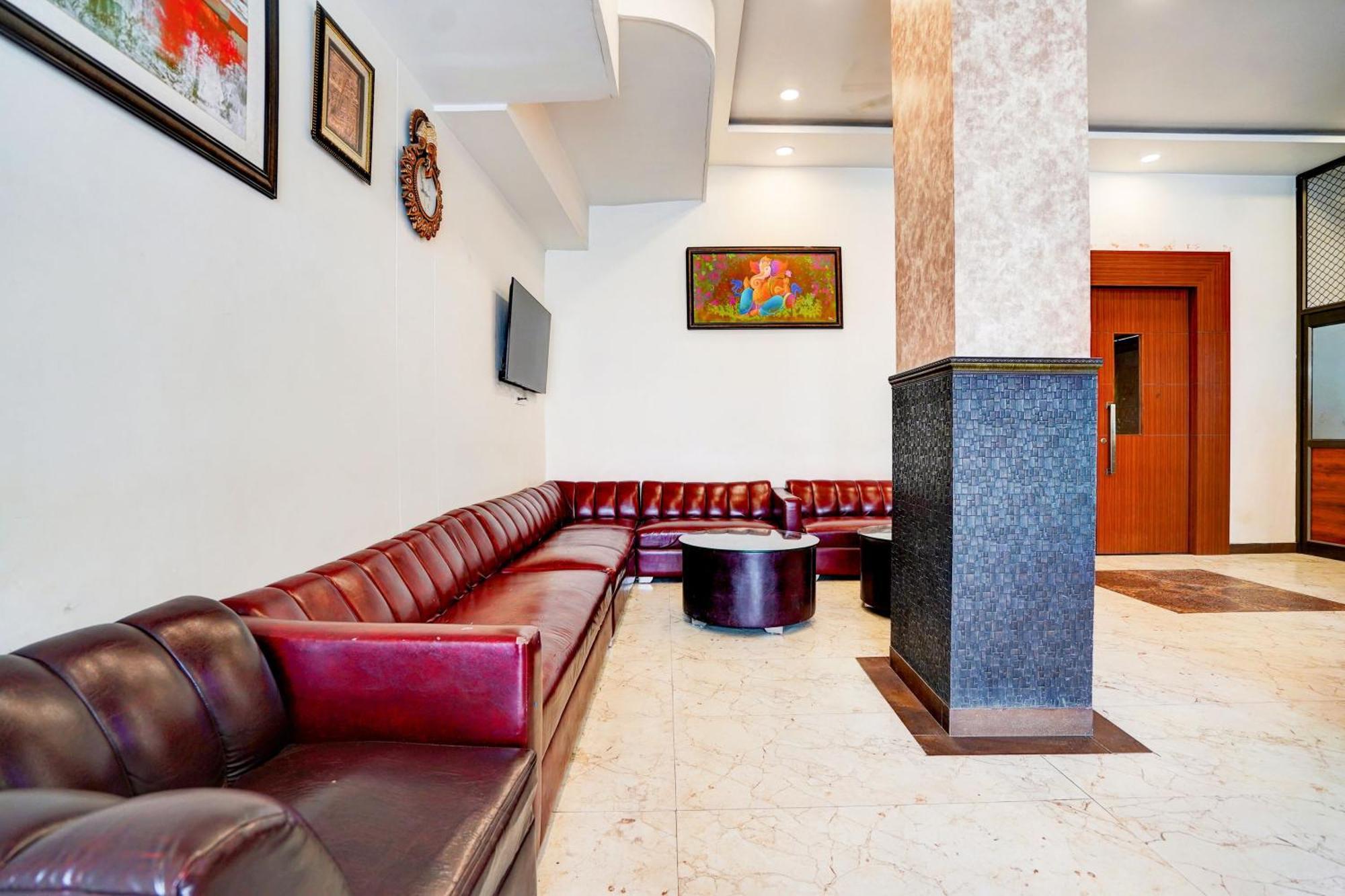 Townhouse Ram Katora Near Vishwanath Temple Formerly Sv Grand Ξενοδοχείο Βαρανάσι Εξωτερικό φωτογραφία