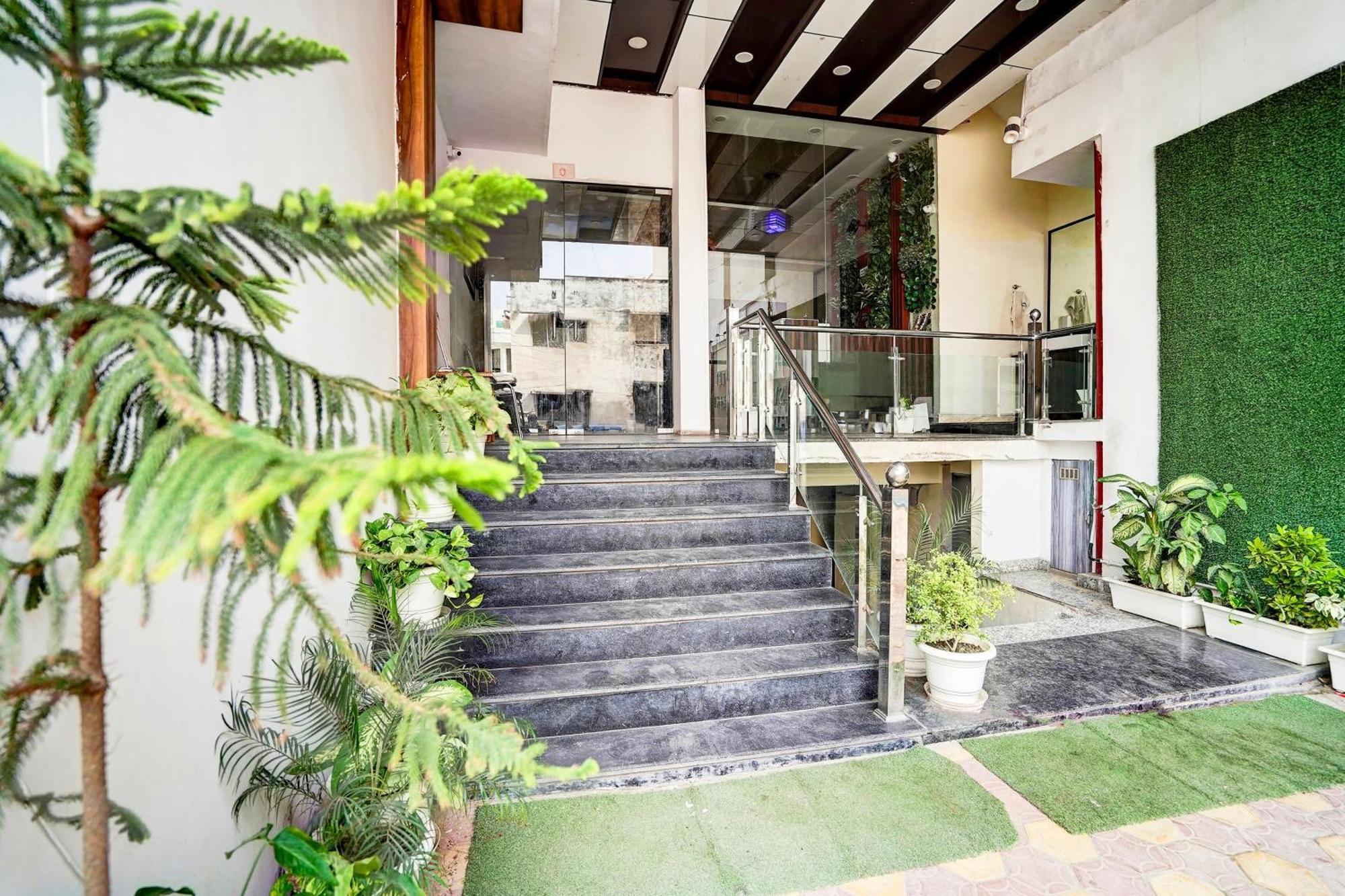 Townhouse Ram Katora Near Vishwanath Temple Formerly Sv Grand Ξενοδοχείο Βαρανάσι Εξωτερικό φωτογραφία